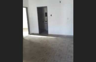 Imagem: A casa possui 3 Dormitórios, 2 Banheiros e 2 Vagas na garagem