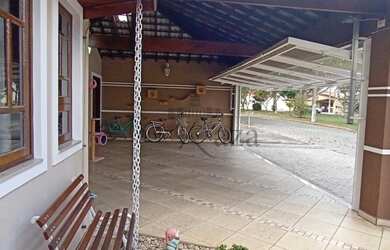 Imagem: A casa possui 3 Dormitórios, 3 Banheiros, 5 Vagas na garagem