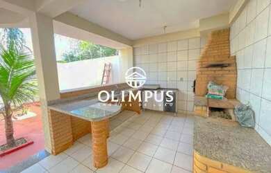 Imagem: A casa possui 3 Dormitórios, 4 Banheiros, 3 Vagas na garagem