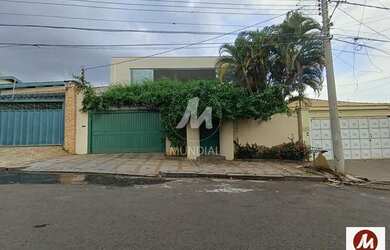 Imagem: O depósito possui 4 Vagas na garagem, 330m² de Área e está