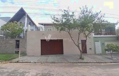 Imagem: A casa possui 3 Dormitórios, 3 Banheiros, 2 Vagas na garagem