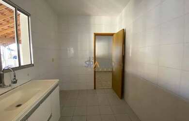 Imagem: A casa em condomínio possui 2 Dormitórios, 1 Banheiro, 2 Vagas