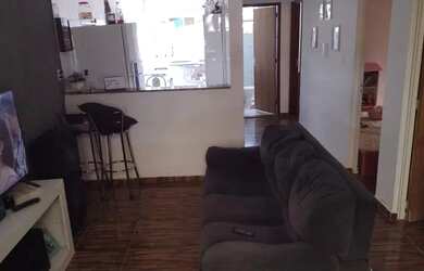 Imagem: A casa possui 3 Dormitórios, 1 Banheiro, 2 Vagas na garagem