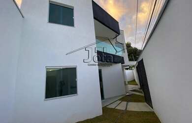 Imagem: A casa possui 3 Dormitórios, 2 Banheiros, 2 Vagas na garagem