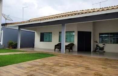 Imagem: A casa possui 2 Dormitórios, 2 Banheiros, 2 Vagas na garagem