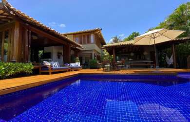 Imagem: A casa possui 4 Dormitórios, 5 Banheiros, 4 Vagas na garagem