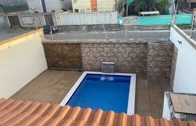 Imagem: A casa possui 4 Dormitórios e 4 Vagas na garagem e está localizado