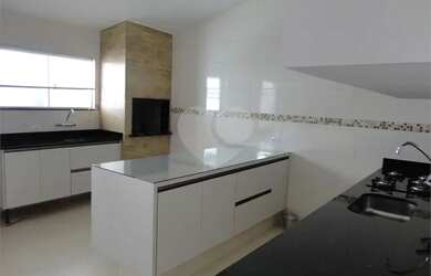 Imagem: A casa possui 3 Dormitórios, 3 Banheiros, 3 Vagas na garagem