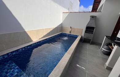 Imagem: A casa possui 2 Dormitórios, 1 Banheiro, 2 Vagas na garagem