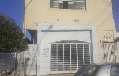 Imagem: A casa possui 2 Dormitórios, 4 Banheiros e está localizado