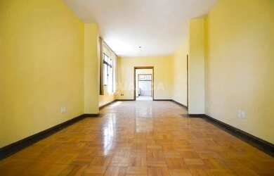 Imagem: A casa possui 5 Dormitórios, 5 Banheiros, 4 Vagas na garagem