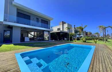 Imagem 16: Sobrado a venda em Condomínio de Luxo em Xangri-lá Finamente decorado...