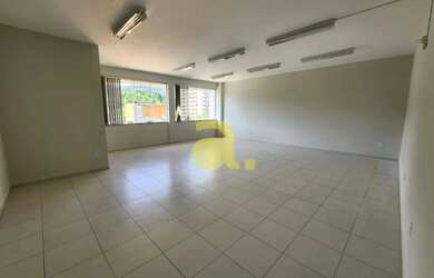 Imagem: O depósito possui 5 Vagas na garagem, 450m² de Área e está