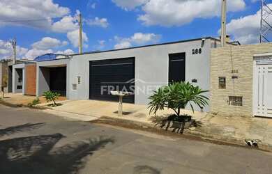 Imagem: A casa possui 2 Dormitórios, 3 Banheiros, 2 Vagas na garagem