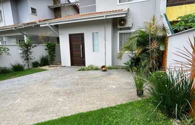 Imagem: A casa possui 3 Dormitórios, 2 Banheiros, 2 Vagas na garagem