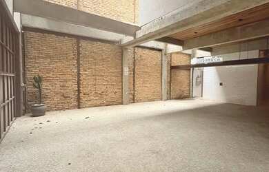 Imagem: O depósito possui 3 Vagas na garagem, 340m² de Área e está