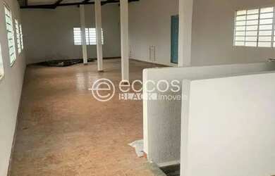 Imagem: A casa possui 4 Dormitórios, 3 Banheiros, 300m² de Área e