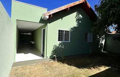 Imagem: A casa possui 3 Dormitórios e 2 Banheiros e está localizado