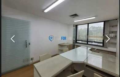 Imagem: O depósito possui 1 Vaga na garagem e 32m² de Área e está