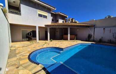 Imagem: A casa em condomínio possui 4 Dormitórios, 5 Banheiros, 4