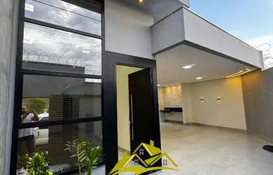 Imagem: A casa possui 3 Dormitórios, 2 Banheiros, 2 Vagas na garagem