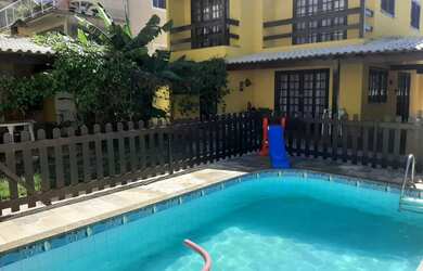 Imagem: A casa possui 3 Dormitórios, Acomodam 12 pessoas, 4 Vagas na