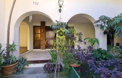 Imagem: A casa possui 4 Dormitórios, 4 Banheiros, 2 Vagas na garagem