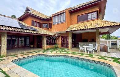 Imagem: A casa possui 4 Dormitórios, 5 Banheiros, 5 Vagas na garagem