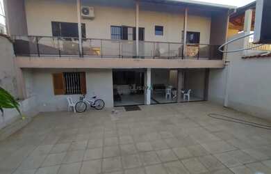 Imagem: A casa possui 5 Dormitórios, 2 Banheiros, 4 Vagas na garagem