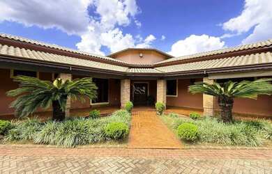 Imagem: A casa possui 4 Dormitórios, 5 Banheiros, 5 Vagas na garagem