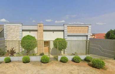 Imagem: A casa possui 4 Dormitórios, 3 Banheiros e 262m² de Área