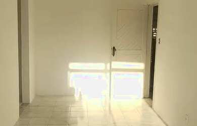 Imagem: O apartamento possui 3 Dormitórios, 1 Banheiro, 1 Vaga na garagem