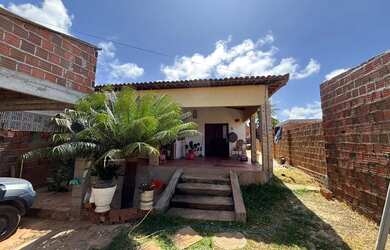 Imagem: A casa possui 4 Dormitórios, 2 Banheiros, 2 Vagas na garagem