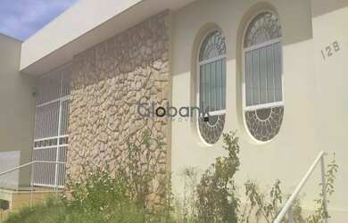 Imagem: A casa possui 5 Dormitórios, 3 Banheiros, 4 Vagas na garagem