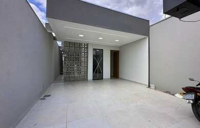 Imagem: A casa possui 3 Dormitórios, 3 Banheiros, 2 Vagas na garagem