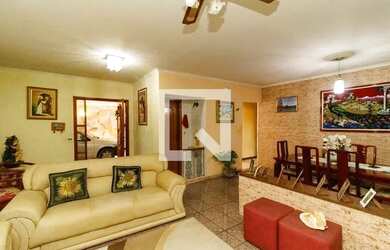 Imagem: A casa possui 3 Dormitórios, 3 Banheiros, 5 Vagas na garagem