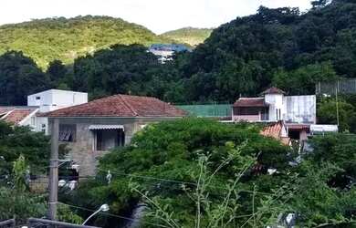 Imagem: A casa possui 5 Dormitórios, 4 Banheiros, 2 Vagas na garagem