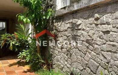 Imagem: A casa possui 4 Dormitórios, 3 Banheiros, 2 Vagas na garagem