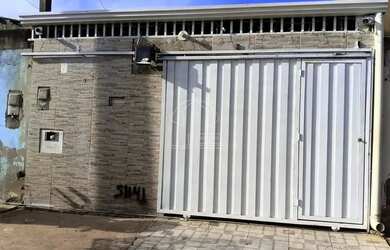 Imagem: A casa possui 2 Dormitórios, 1 Banheiro, 2 Vagas na garagem