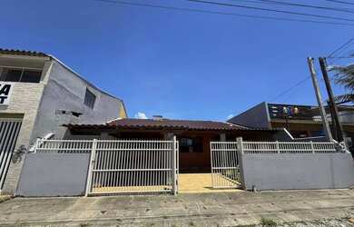 Imagem: A casa possui 3 Dormitórios, 1 Banheiro, 1 Vaga na garagem
