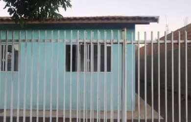 Imagem: A casa possui 3 Dormitórios, 1 Banheiro, 1 Vaga na garagem