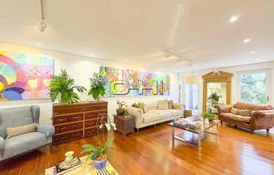 Imagem: A casa possui 4 Dormitórios, 5 Banheiros, 4 Vagas na garagem