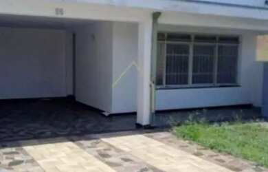 Imagem: A casa possui 2 Dormitórios, 1 Banheiro, 4 Vagas na garagem