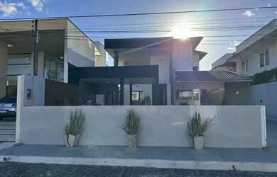 Imagem: A casa em condomínio possui 5 Dormitórios, 5 Banheiros, 4