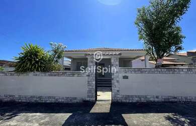 Imagem: A casa possui 3 Dormitórios, 2 Banheiros, 4 Vagas na garagem