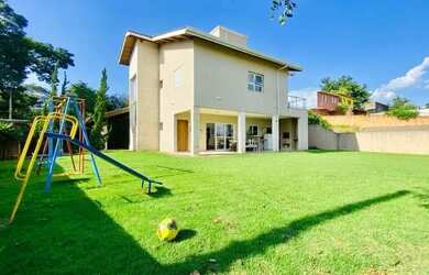 Imagem: A casa possui 3 Dormitórios, 5 Banheiros, 4 Vagas na garagem