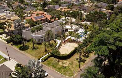 Imagem: A casa em condomínio possui 4 Dormitórios, 5 Banheiros, 5