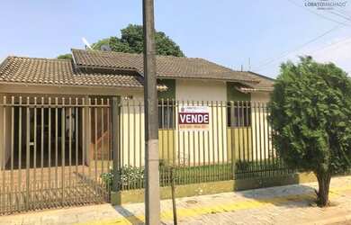 Imagem: A casa possui 3 Dormitórios, 3 Banheiros, 4 Vagas na garagem