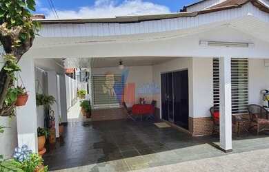 Imagem: A casa possui 3 Dormitórios, 2 Banheiros, 2 Vagas na garagem