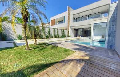 Imagem: A casa em condomínio possui 5 Dormitórios, 5 Banheiros, 5